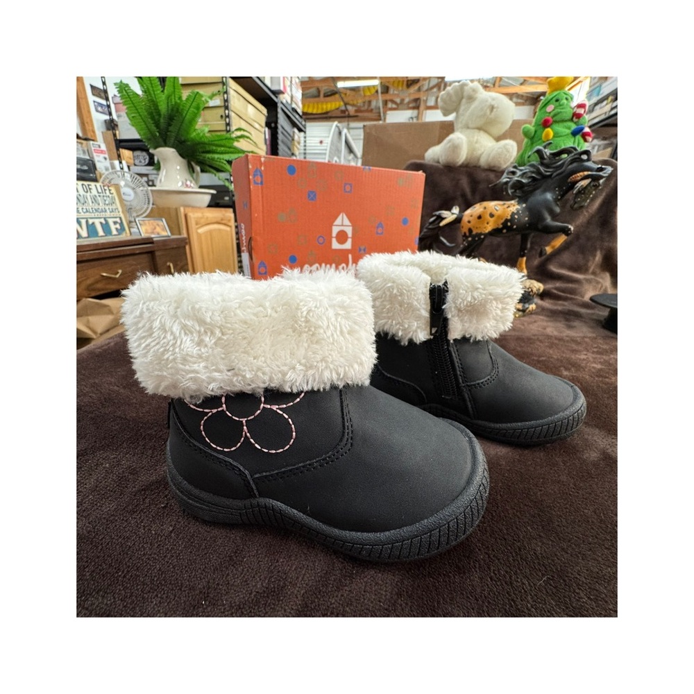 Oomphies Black Boots with White Fur Trim size 6 toddler